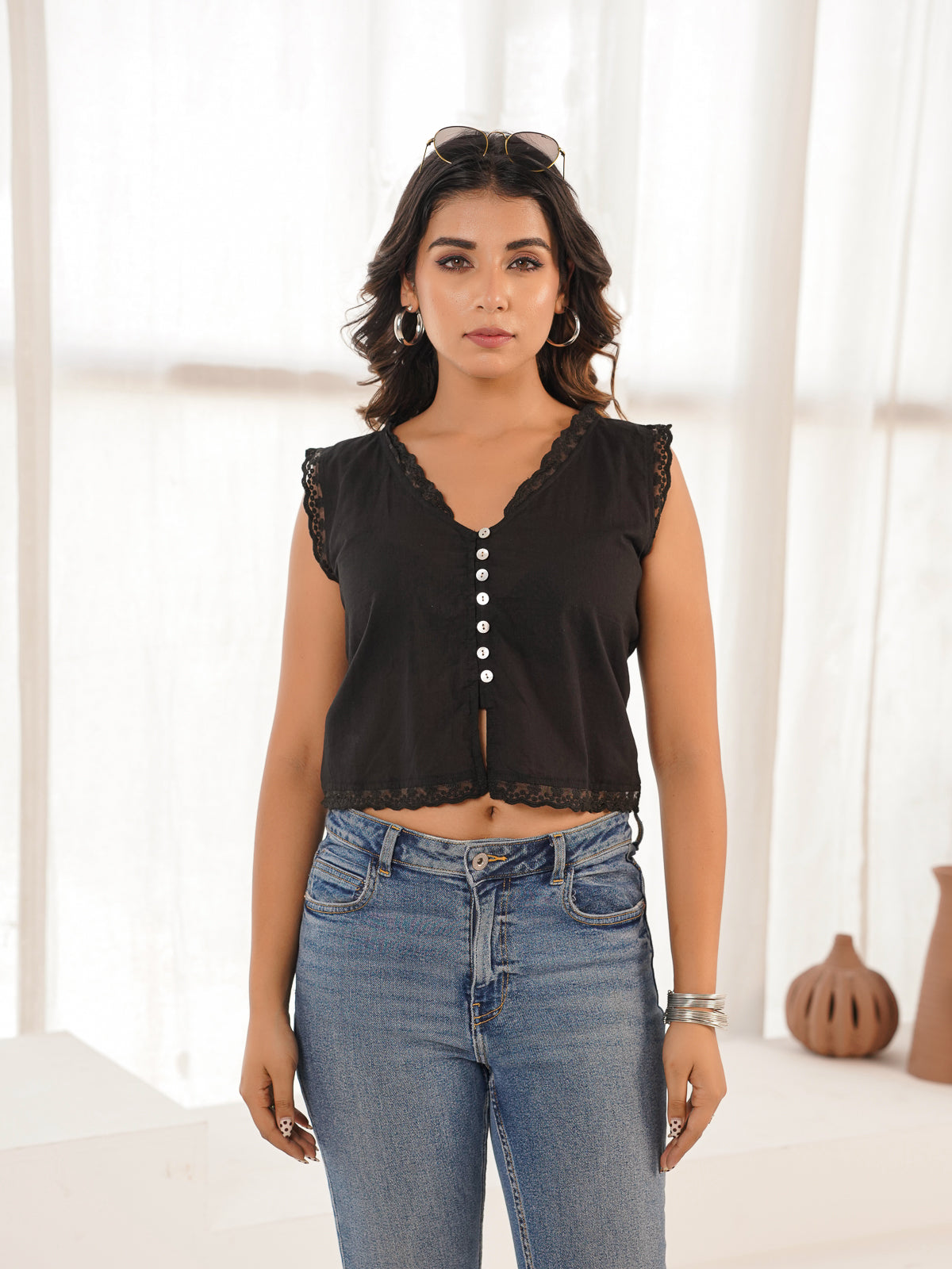 Sleeveless Cotton Printed Daisy Lace Top Black