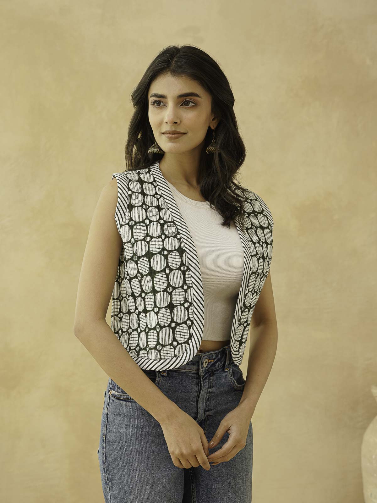 Cotton Printed Crop Sleeveless Quilted Jacket Black White