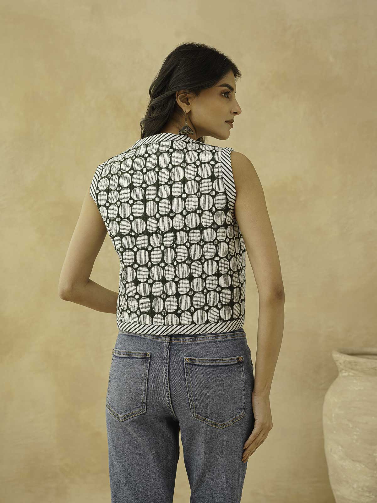 Cotton Printed Crop Sleeveless Quilted Jacket Black White