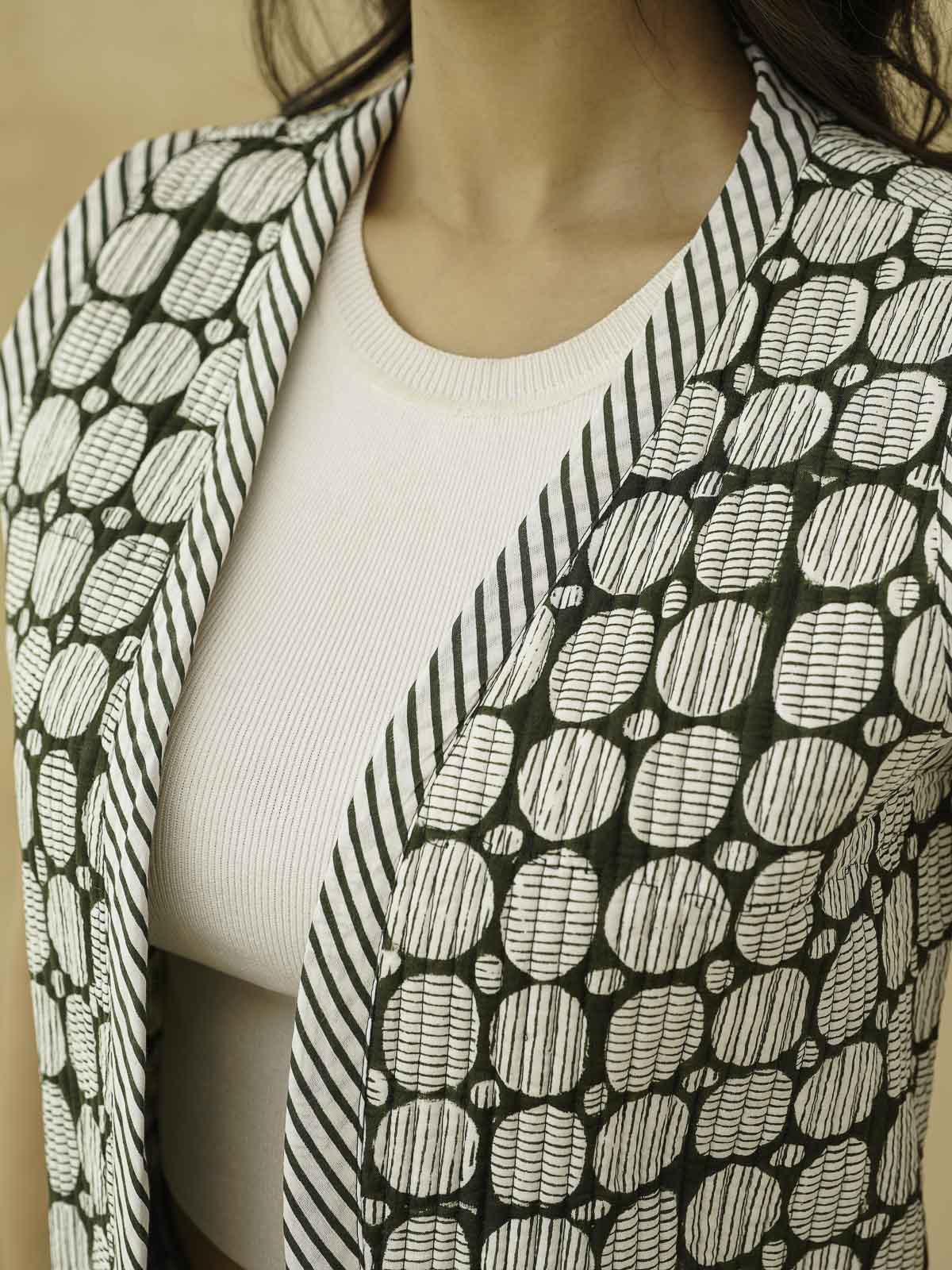Cotton Printed Crop Sleeveless Quilted Jacket Black White