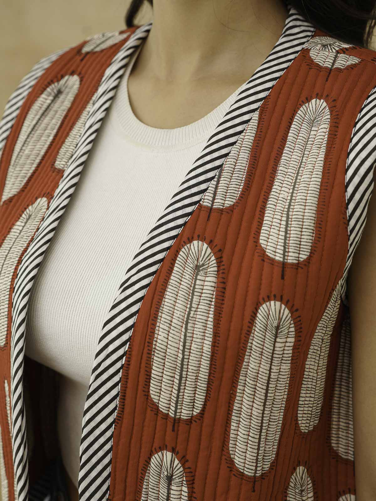 Cotton Printed Crop Sleeveless Quilted Jacket Red