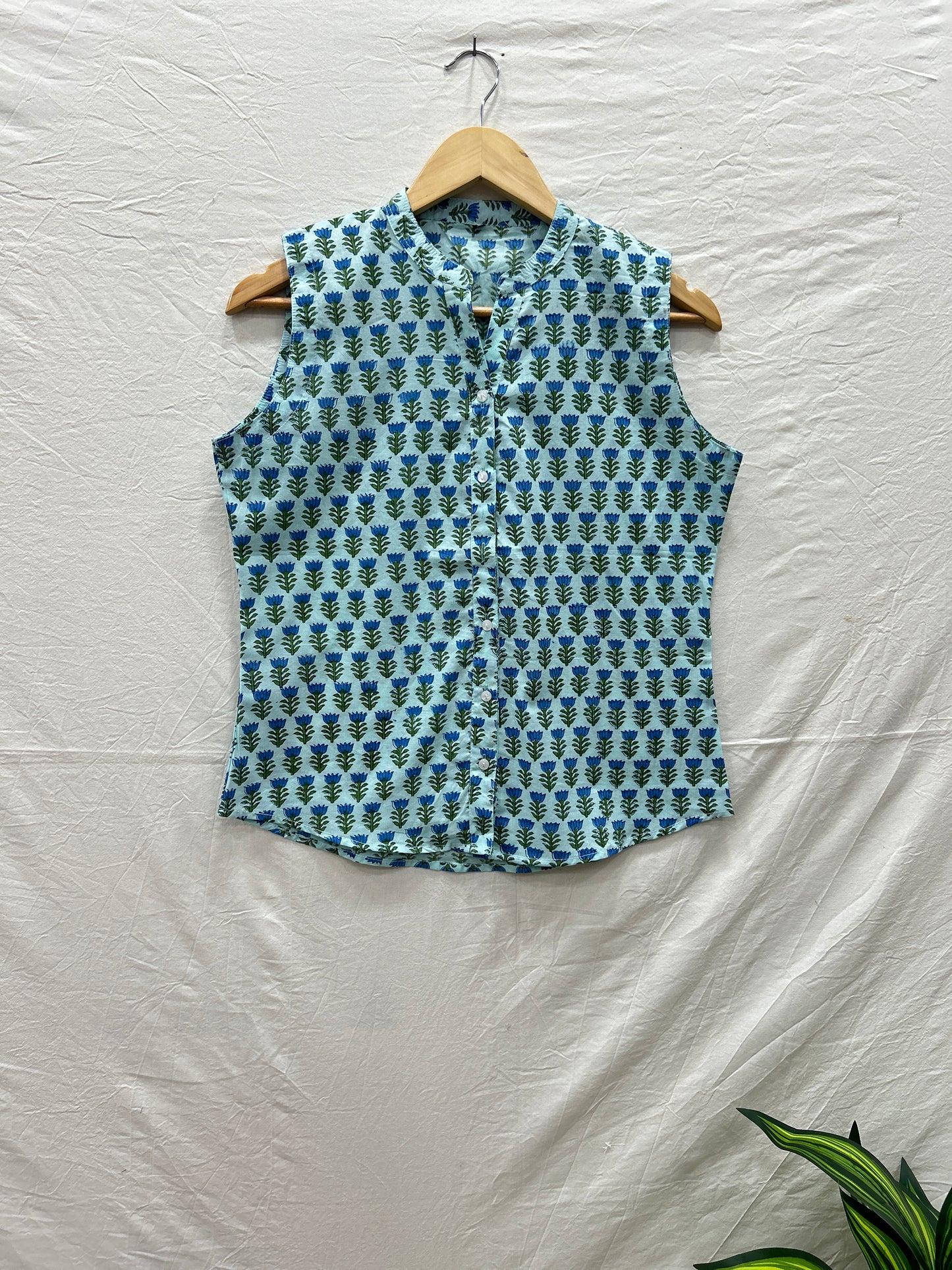 Sleevless top with buttons light blue - Goodhand