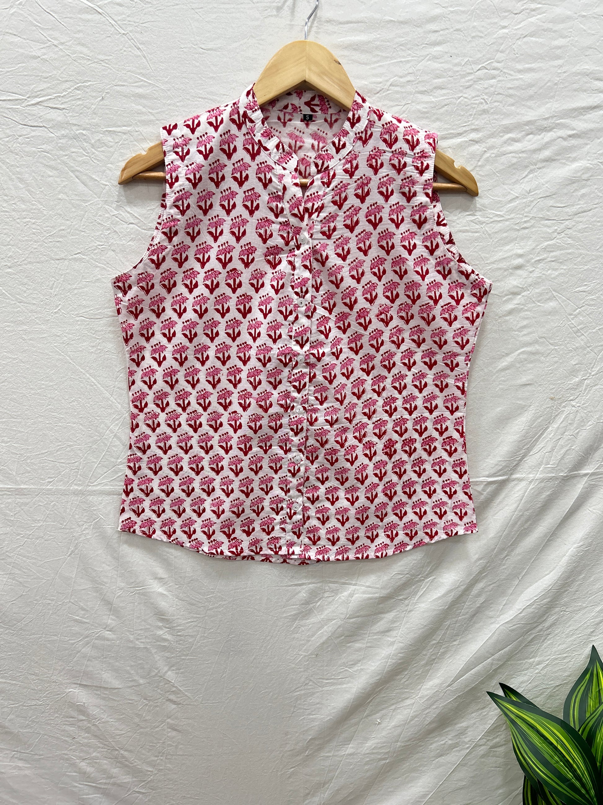 Sleevless top with buttons pink - Goodhand